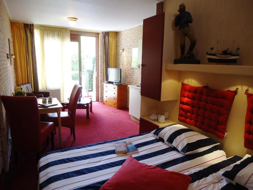 Claes Compaen Midsland Room photo